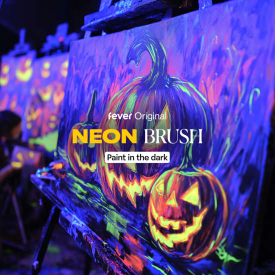 Neon Brush: Workshop de Pintura e Drinks no Escuro no Teatro da Rotina