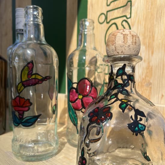 Taller artístico en Jardinet del Born: vitro con botellas