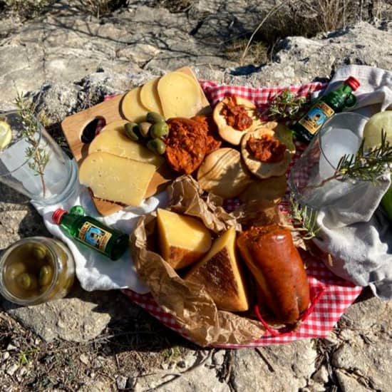 Picnic al aire libre con Abre-Boca Gourmet: kit de comida mediterránea para 2-4 personas