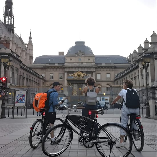 París por la Noche Ciudad de las Luces Recorrido en Bicicleta en Grupo Reducido & Crucero en Barco