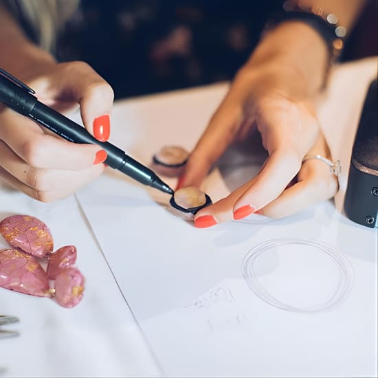 Crée tes bijoux de luxe personnalisés dans le Marais, au cœur de Paris !