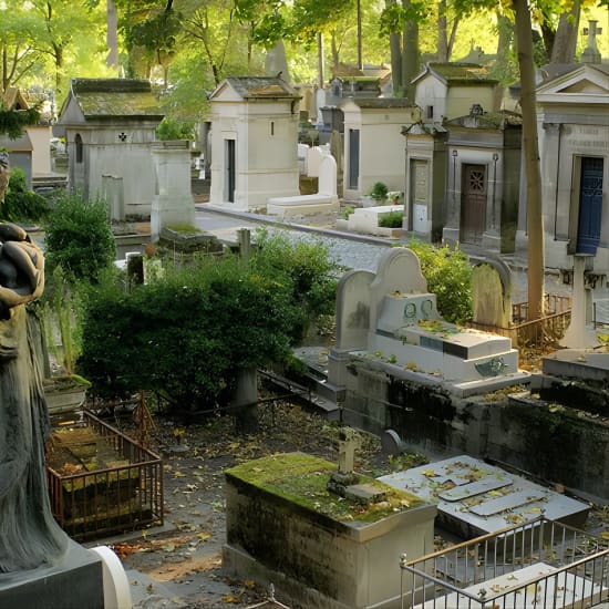 Paris: Haunted Père Lachaise Cemetery Guided Tour