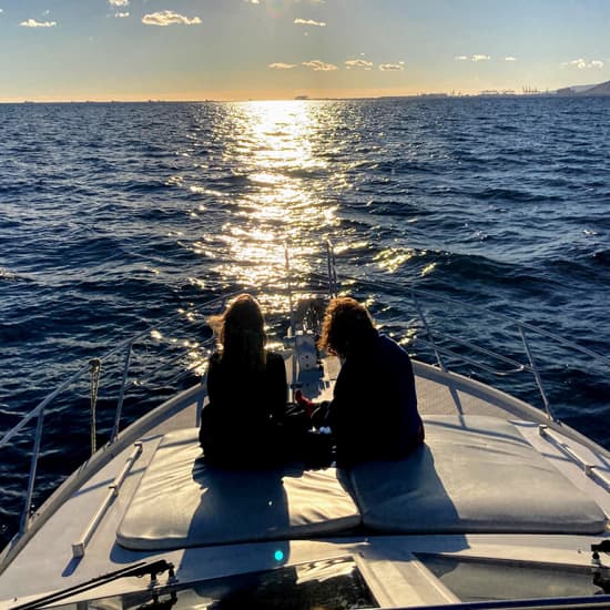 Noche romántica en barco con opción de navegar al atardecer