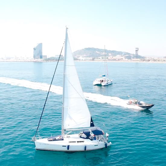 Navega en velero por la costa de Barcelona
