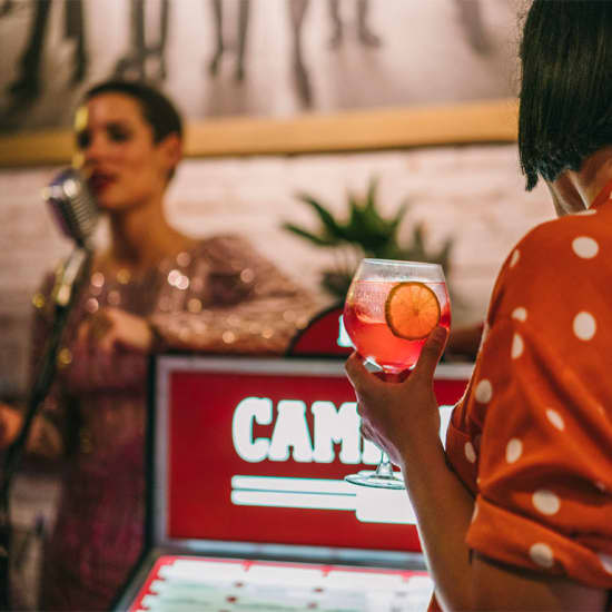 Live Jukebox Campari en Jardinet d'Aribau + 1 copa de Campari & Tonic