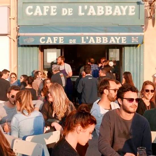 Apéritif au coucher du soleil dans le quartier d'Endoume