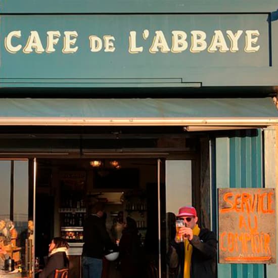 Apéritif au coucher du soleil dans le quartier d'Endoume