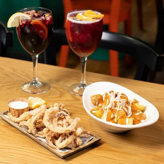 El aperitivo más castizo en Gran Vía: Calamares, bravas y dos bebidas...