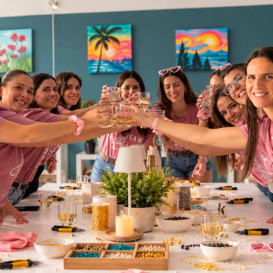 Taller de Joyas con Vino Ilimitado y Picoteo en Bspark Málaga