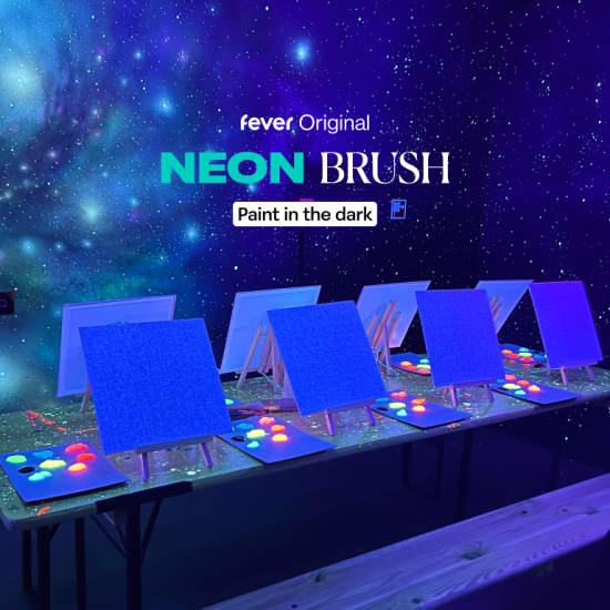 Neon Brush: 暗闇の中で楽しむアートワークショップ