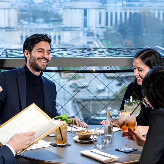 Recorrido por París: Almuerzo en la Torre Eiffel, crucero en barco y visita al Louvre