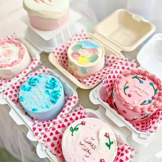 Festive Christmas Mini Lunch Box Cakes to Sweeten Your Celebrations! |  Cutefetti