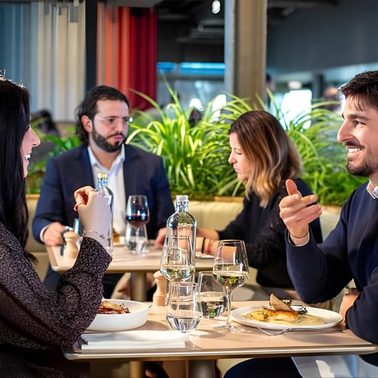 Almuerzo tardío en París en el restaurante Madame Brasserie de la Torre Eiffel