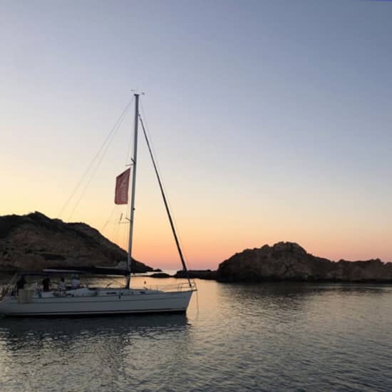 Crucero compartido en catamarán de lujo en Barcelona con cava, tapas y aperitivos.