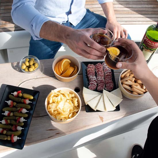 Crucero compartido en catamarán de lujo en Barcelona con cava, tapas y aperitivos.