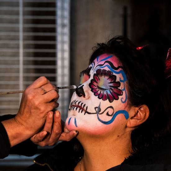 Mystères au Château de Lumières : Un voyage entre Halloween et la Fête des Morts