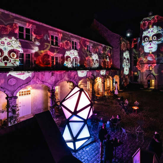 Mystères au Château de Lumières : Un voyage entre Halloween et la Fête des Morts