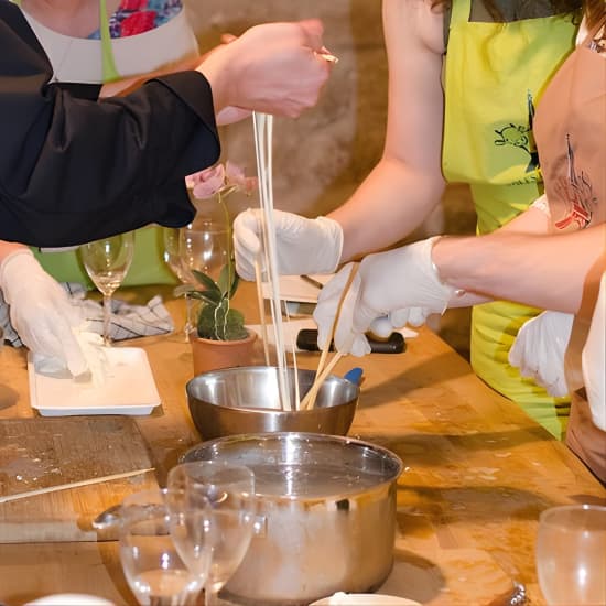 Atelier de fabrication de fromage à Paris avec dégustation de vin et de fromage avec un expert