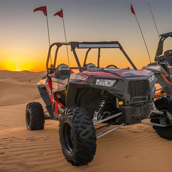 Polaris RZR 1000 عربة الكثبان الرملية ذات القيادة الذاتية في الصحراء