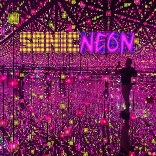 Sonic Neon: Experiencia Rave Inmersiva para Todas las Edades