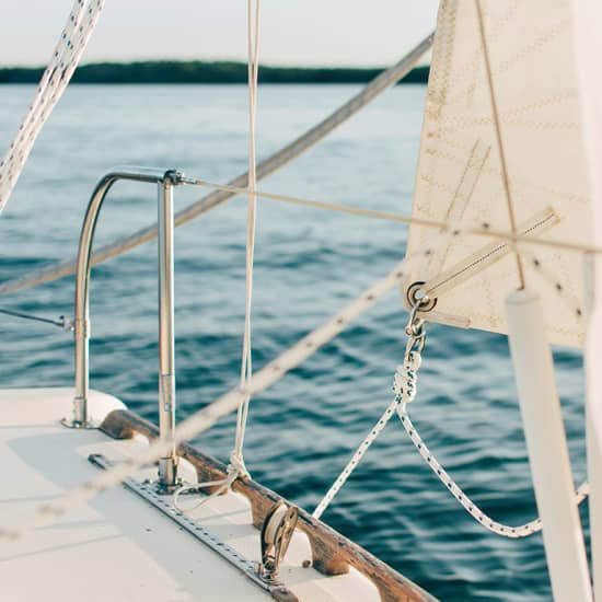 Barcelona Exclusivo: Grupo Privado en Velero de Lujo - 2 Horas Especiales al Atardecer