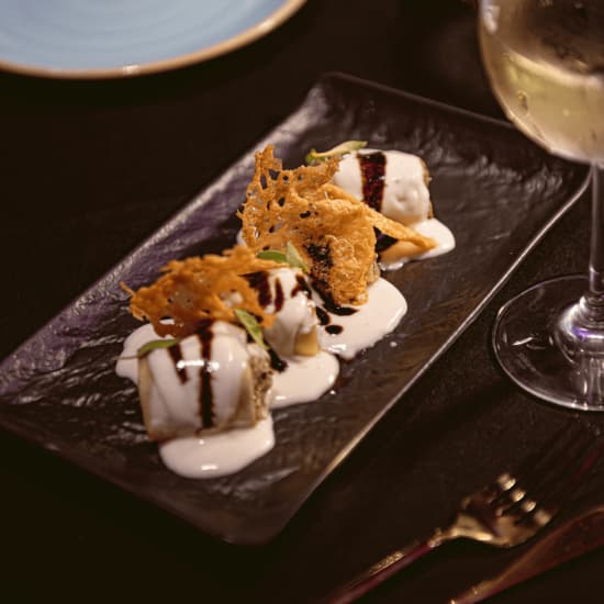 Menú romántico con champagne en el restaurante clandestino Vibra Speakeasy - Valentine's Day experience in Restaurante Vibra Speakeasy