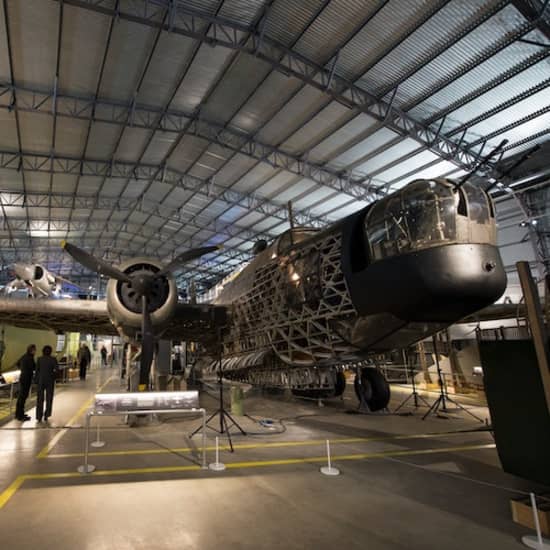 ﻿Museo Brooklands: ¡Explora un avión bombardero de la II Guerra Mundial!