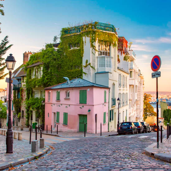 Lovers of Paris: Exploration of Montmartre as a Couple