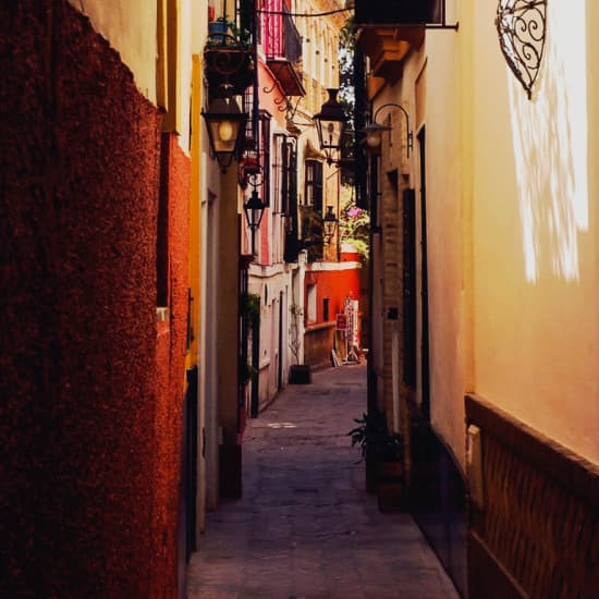 Ruta nocturna guiada por la Sevilla encantada