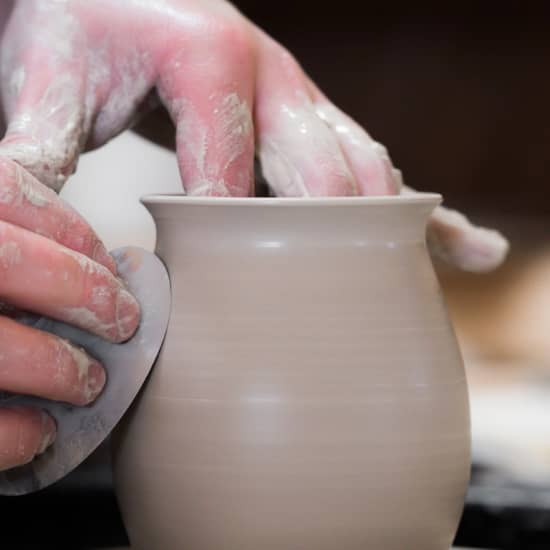 Taller de cerámica y vinos en Mil vueltas studio