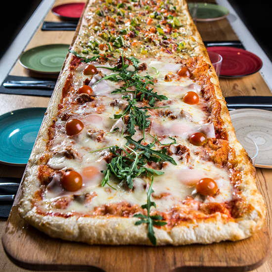 Pizza por metros + bebidas en Kilómetros de pizza