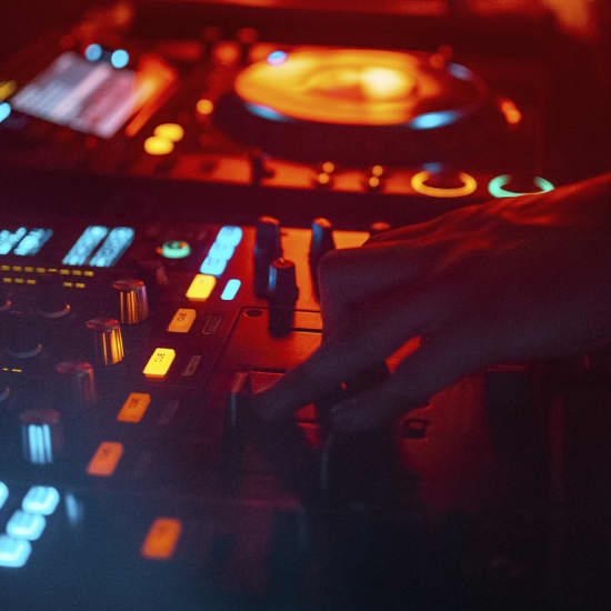 Noches de inframundo: Sesiones de música por DJs