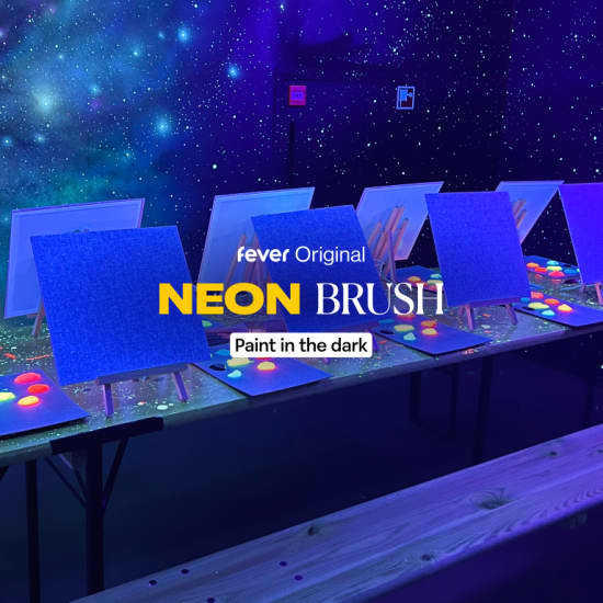 Neon Brush: taller de pintura en la oscuridad en el Camp de Mestalla