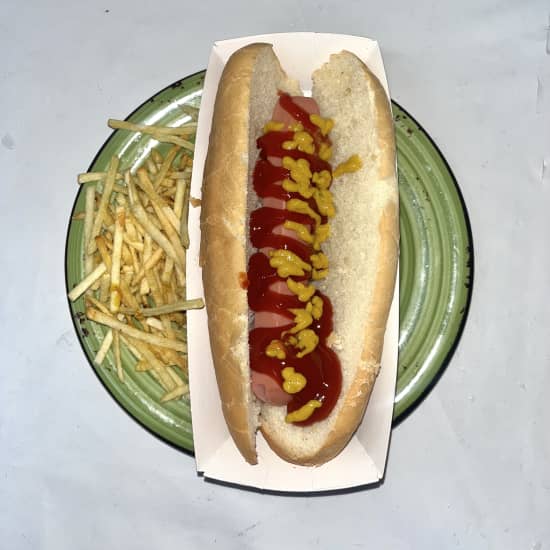 Hot Dog y Bebida en Malasaña con patatas fritas