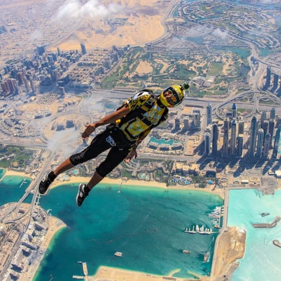 سكاي دايف دبي فوق النخلة بالصور والفيديو