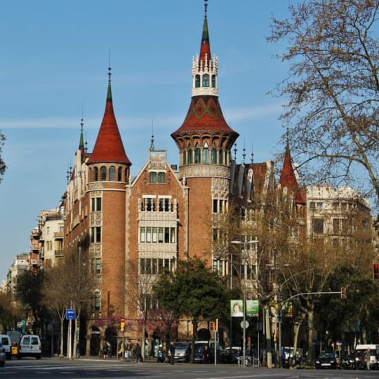 Clase de yoga en edificio modernista Casa Les Punxes