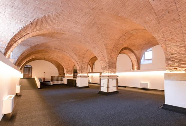 Lounge Arch