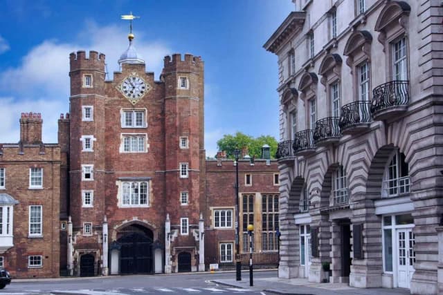 London: 20 Royal Landmarks on a Small-Group Walking Tour