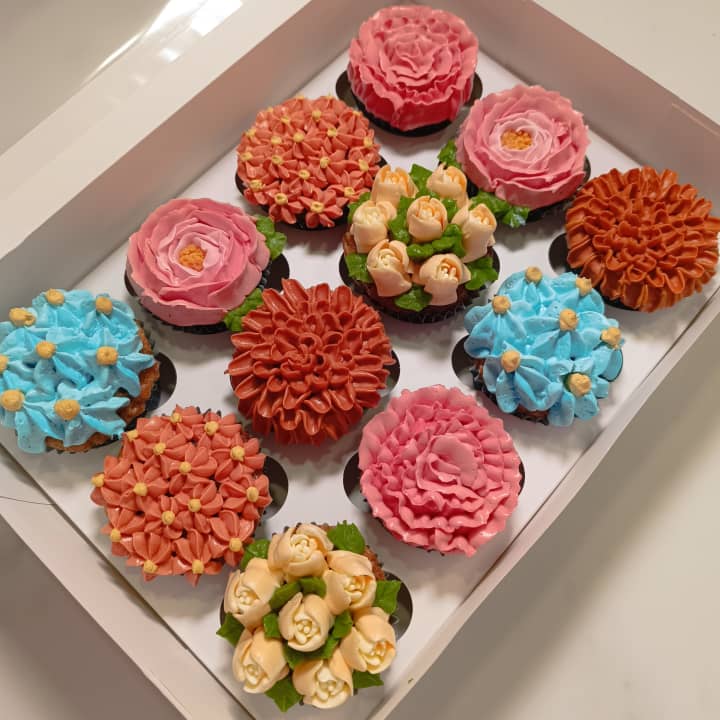 ﻿Box of 6 floral cupcakes by La Pastelera Rosa