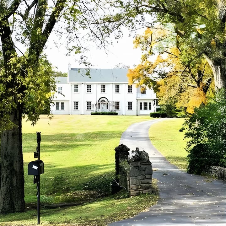 Nashville "Homes Of The Stars" Narrated Bus Tour with 30+ Celebrity Homes