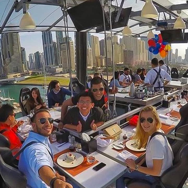 مغامرة العشاء على الهواء في دبي