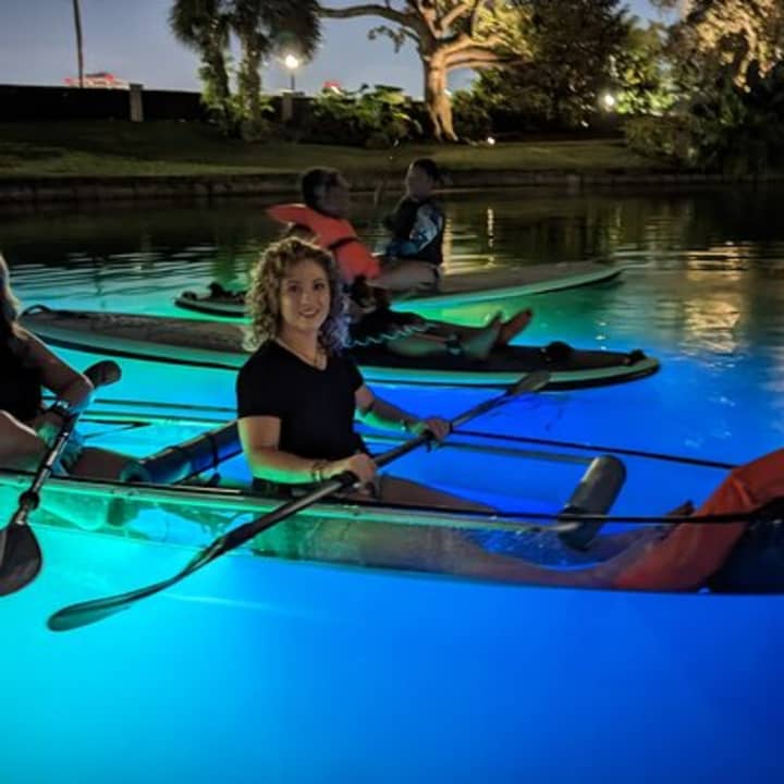 ﻿Kayak o Paddleboard transparente que brilla en la oscuridad en Paradise