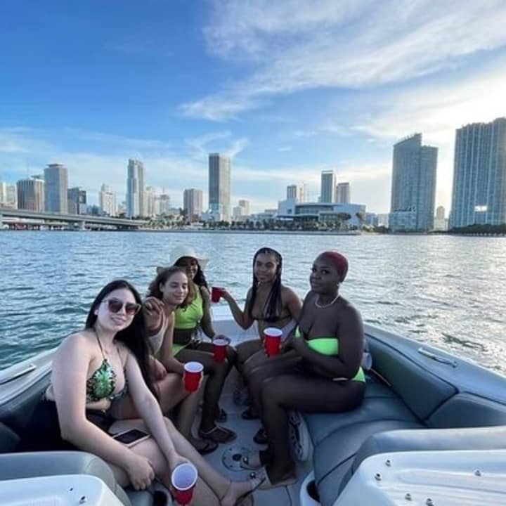 26Ft Miami Private Boat Tour for 11 ppl, 2 & 4 Hrs Free Champagne