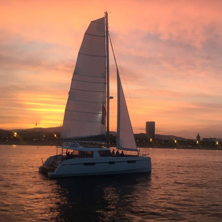 Crucero al atardecer en catamarán de lujo en Barcelona con cava, tapas y aperitivos