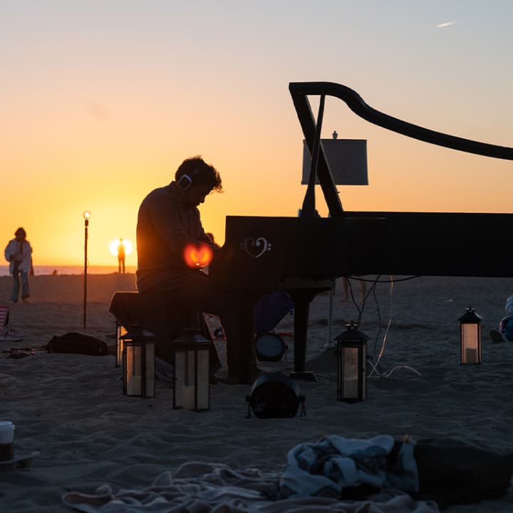 Live-to-Headphones 'Silent' Piano Experience on Miami Beach
