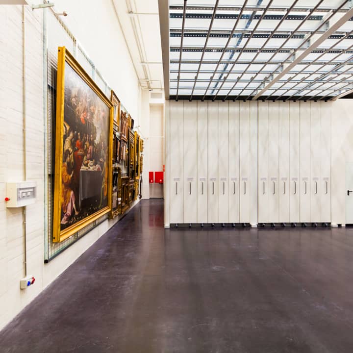 Tour of the Warehouses of La Galeria - II Anniversary