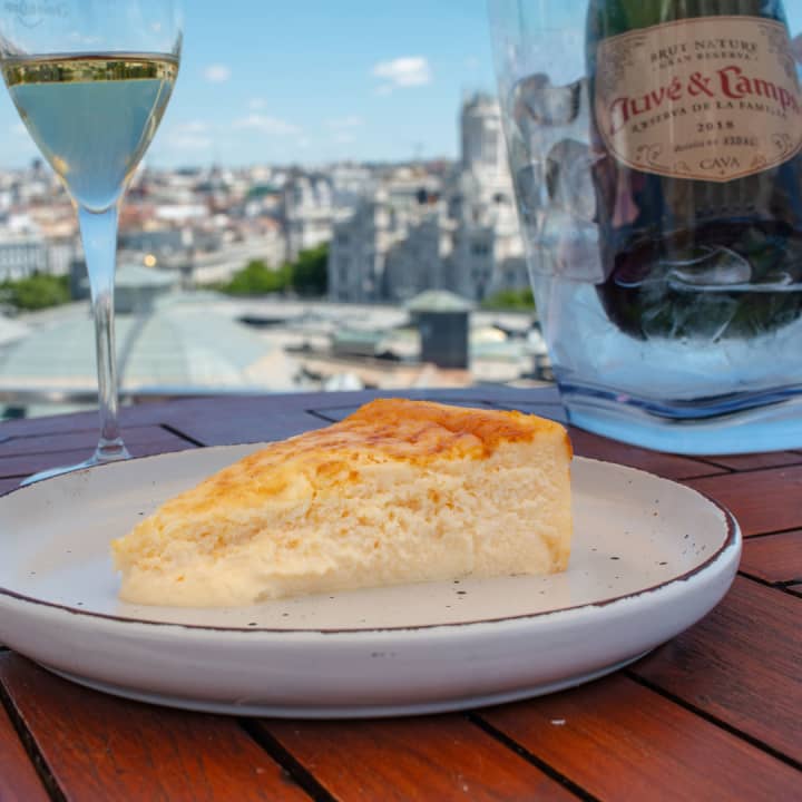 Menú con vistas y una botella de Juvé y Camps en Casa Suecia