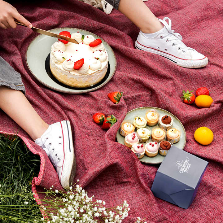 ﻿Cheesecake Avenue: Sweet picnic pack for two at Retiro
