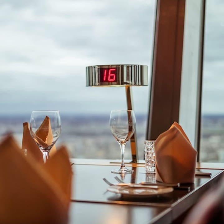 Berliner Fernsehturm: Eintritt ohne Anstehen + 3-Gänge-Menü mit Fensterplatz