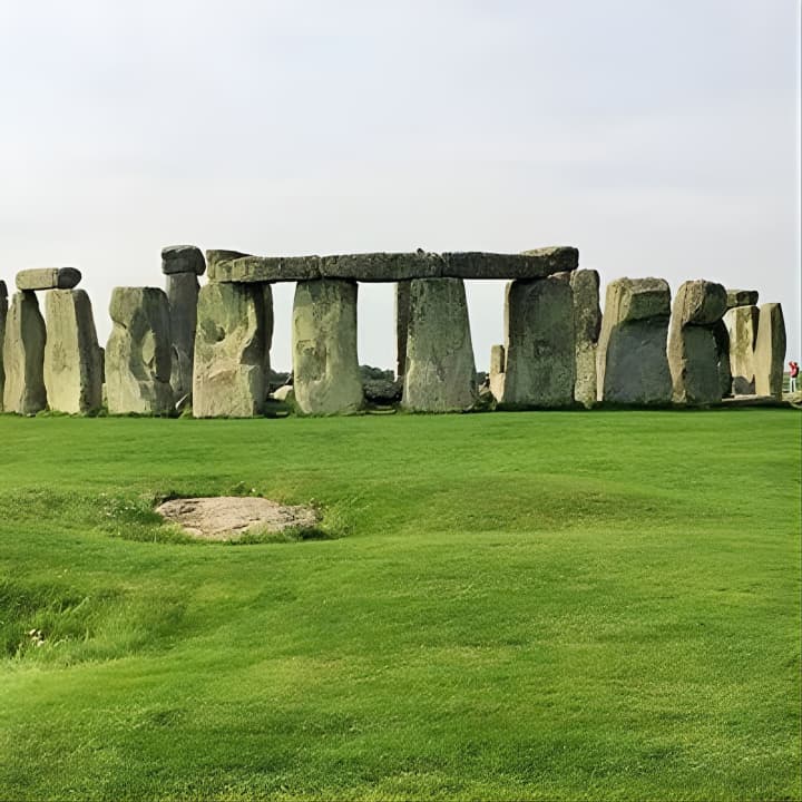 Stonehenge, Bath and English Countryside Tour from London